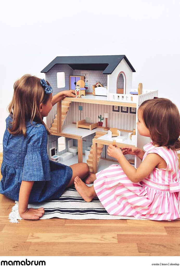 Mamabrum Maison de Poupées en Bois 70 x 30 x 60 CM pour Enfants + 3 Ans avec Grande Terrasse 4 Figurines, 3 Etages, 2 Chambres, Cuisine, Salon & 18 Pièces Mobiles 